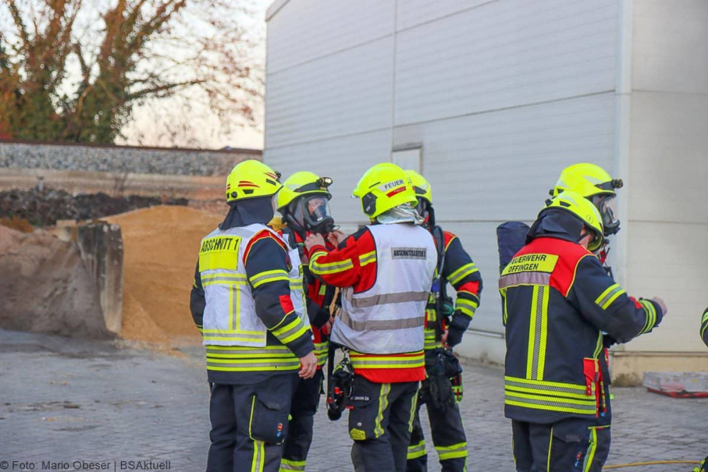 Am Mittwochnachmittag, 25.12.2025, kam es in Offingen zu einem Brand in einer Halle auf dem Gelände des örtlichen Bauhofs. Gegen 15:15 Uhr wurden die Einsatzkräfte alarmiert. Das Feuer brach im oberen Bereich des Gebäudes aus, wo Wechselrichter und ein Batteriespeicher der auf dem Dach montierten Photovoltaikanlage untergebracht sind.