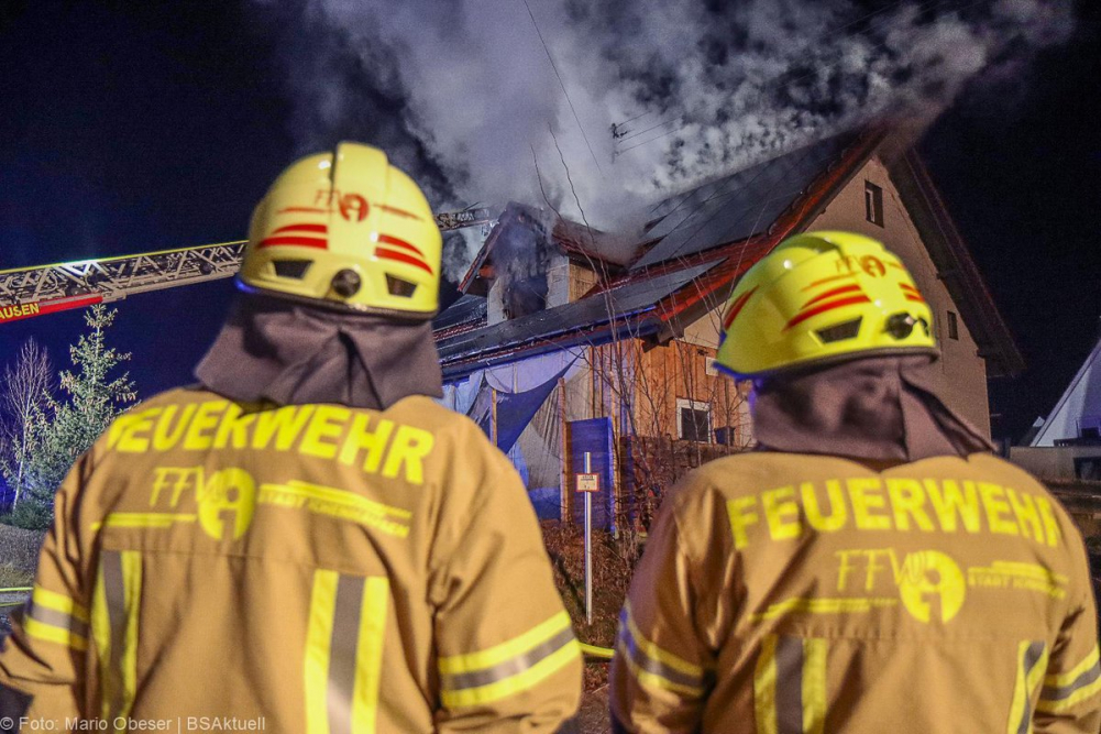 Am späten Dienstagnachmittag, dem 14. Januar 2025, kam es in der Ulmer Straße in Oxenbronn, einem Stadtteil von Ichenhausen, zu einem Brand in einem Einfamilienhaus.