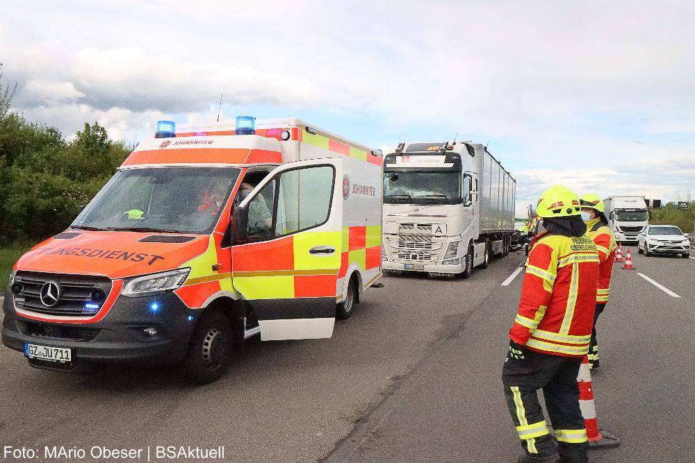Transporter prallt gegen Lkw A8 Oberelchingen