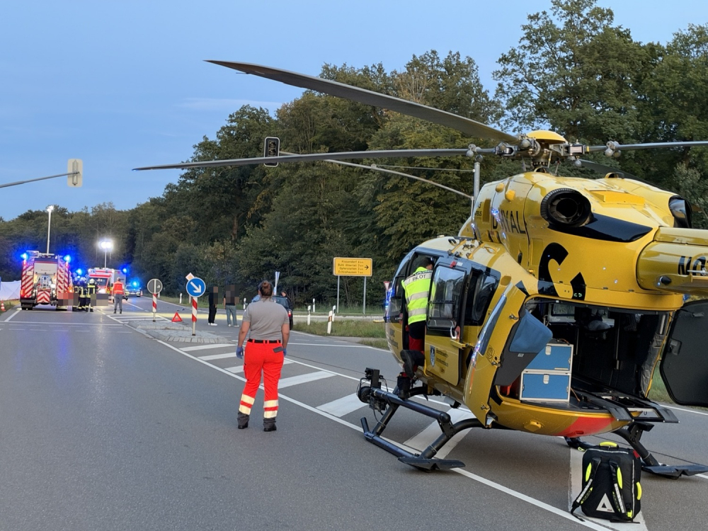 Beitragsbild zu Schwerer Unfall zwischen Traktor und Motorrad bei Leipheim: Biker lebensgefährlich verletzt