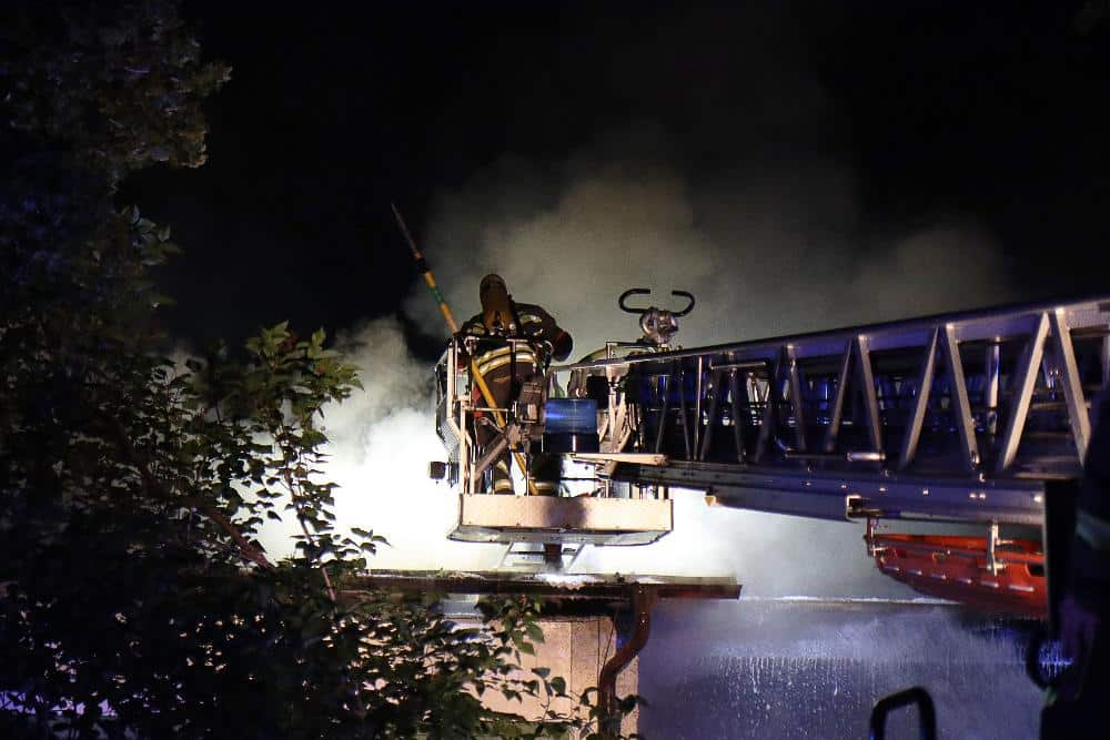 In Günzburg war es in den frühen Samstagmorgenstunden zu einem Brand gekommen, bei dem ein Kindergarten stark beschädigt wurde.
