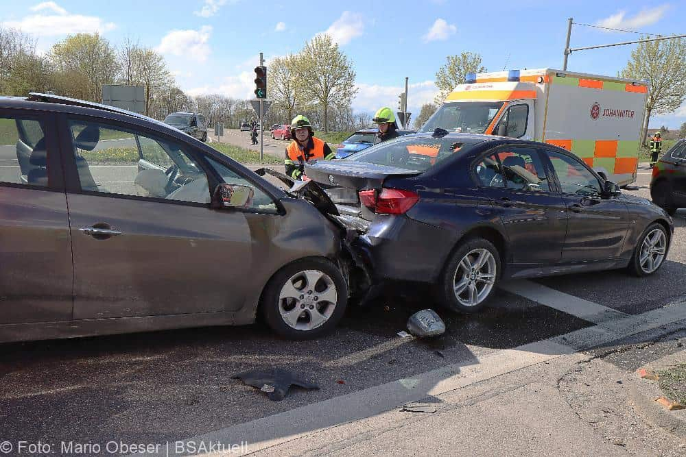 Zwei Fahrzeuge waren am heutigen Sonntagnachmittag, 23.04.2023, an einem Auffahrunfall an einer Kreuzung auf der Bundesstraße beteilig.
