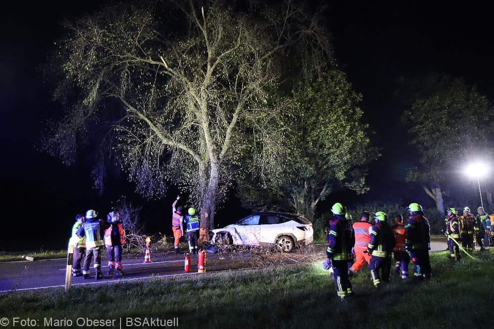 Unfall Offingen, Pkw gegen Baum