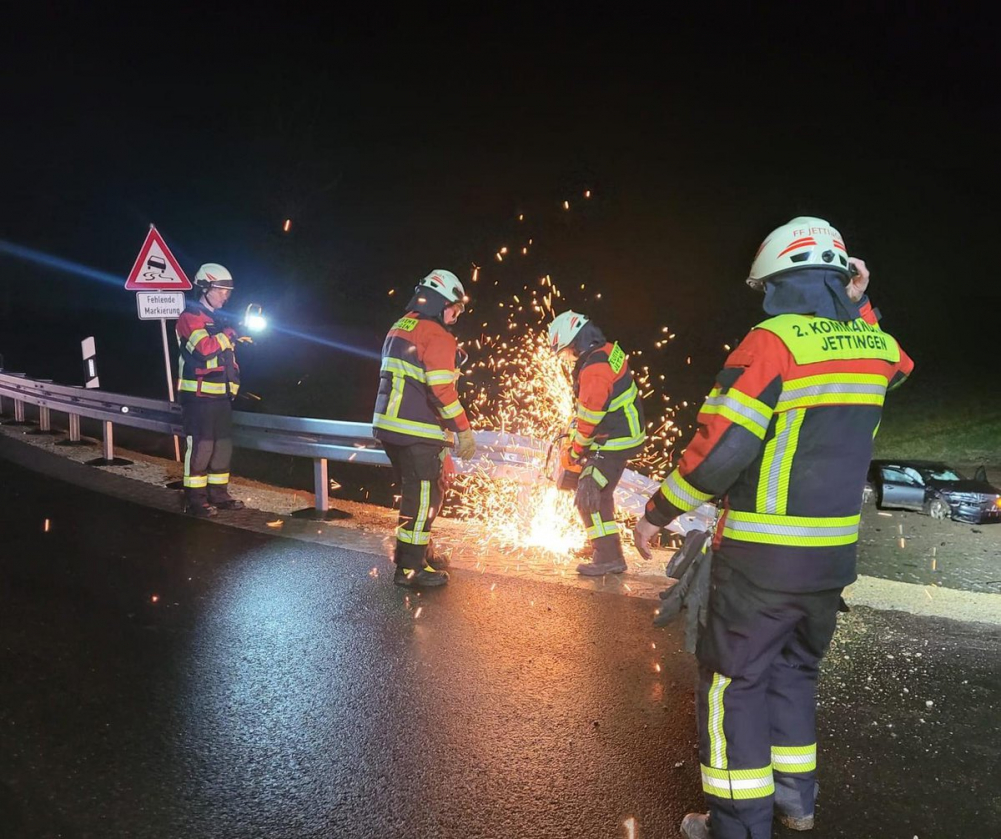 Fahrer durchbricht bei Jettingen Leitplanke am Kreisverkehr und landet im Feld.