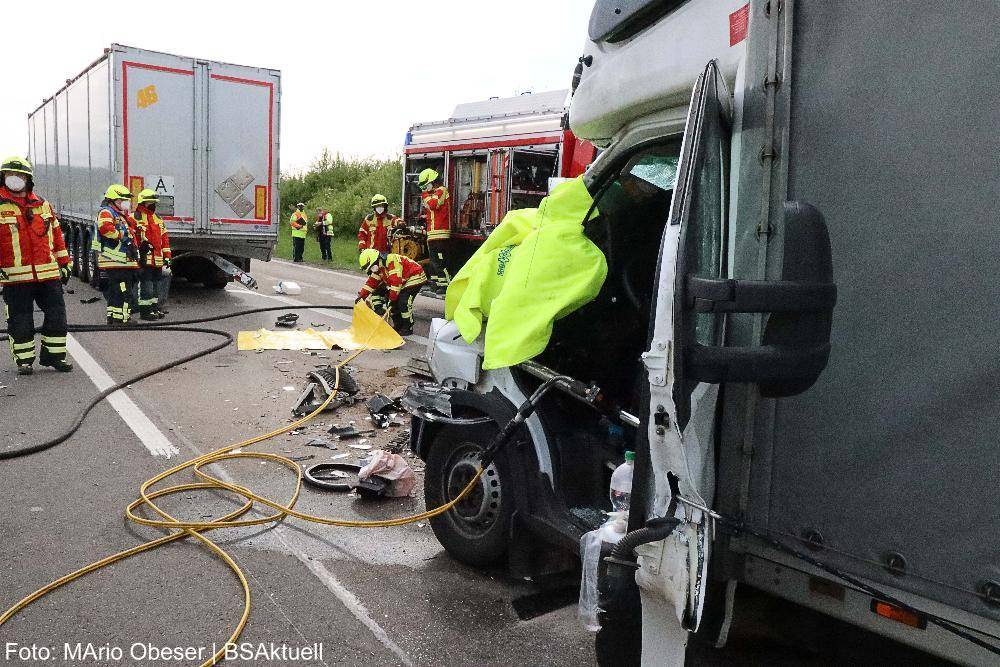 Transporter prallt gegen Lkw A8 Oberelchingen