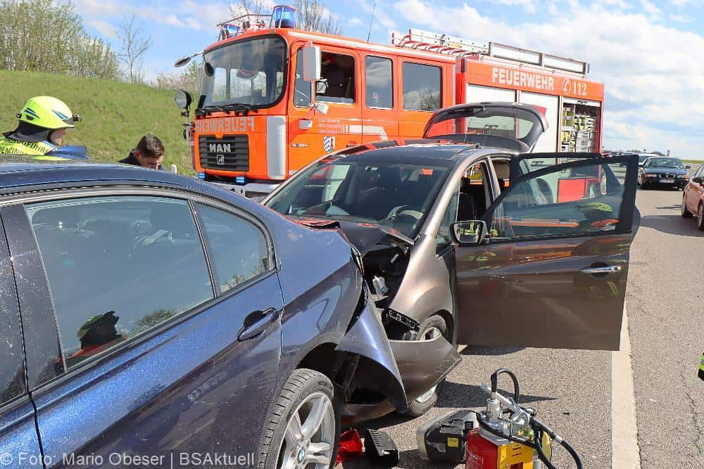 Zwei Fahrzeuge waren am heutigen Sonntagnachmittag, 23.04.2023, an einem Auffahrunfall an einer Kreuzung auf der Bundesstraße beteilig.