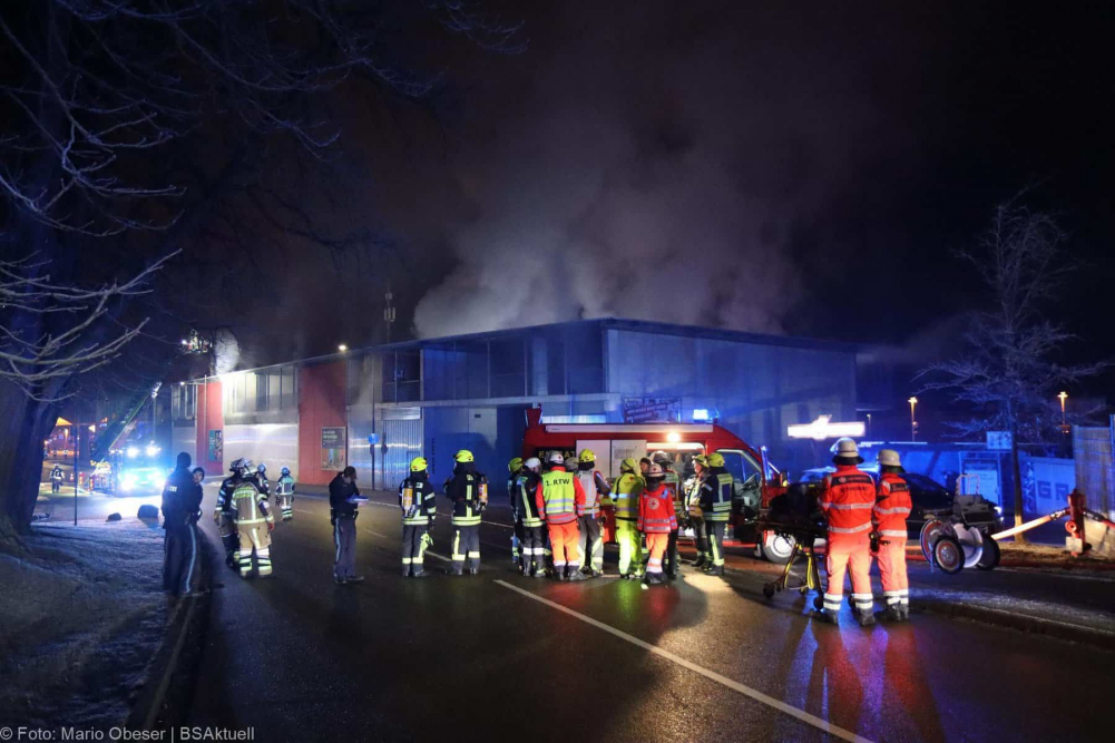Einsatzkräfte wurden am frühen Sonntagmorgen, gegen 01.47 Uhr, zu einem Busdepot im Bereich des Bahnhofes in Günzburg zu einer starken Rauchentwicklung alarmiert.