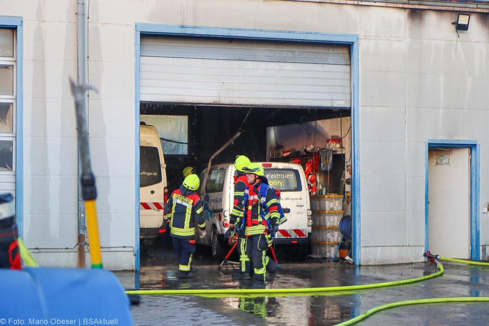 Am Mittwochnachmittag, 25.12.2025, kam es in Offingen zu einem Brand in einer Halle auf dem Gelände des örtlichen Bauhofs. Gegen 15:15 Uhr wurden die Einsatzkräfte alarmiert. Das Feuer brach im oberen Bereich des Gebäudes aus, wo Wechselrichter und ein Batteriespeicher der auf dem Dach montierten Photovoltaikanlage untergebracht sind.