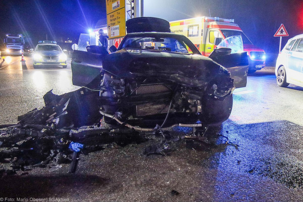 Am Dienstagabend, den 4. Februar 2025, ereignete sich gegen 17 Uhr ein Verkehrsunfall auf der Bundesstraße 16 bei Günzburg.