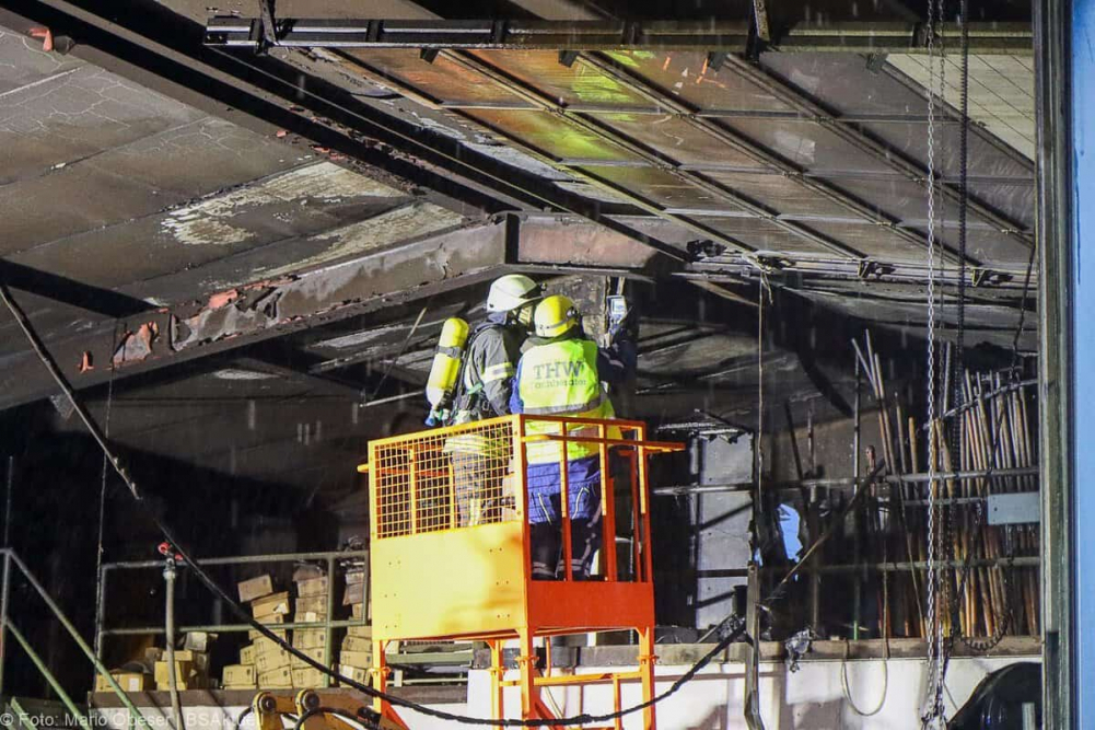 Am Mittwochnachmittag, 25.12.2025, kam es in Offingen zu einem Brand in einer Halle auf dem Gelände des örtlichen Bauhofs. Gegen 15:15 Uhr wurden die Einsatzkräfte alarmiert. Das Feuer brach im oberen Bereich des Gebäudes aus, wo Wechselrichter und ein Batteriespeicher der auf dem Dach montierten Photovoltaikanlage untergebracht sind.