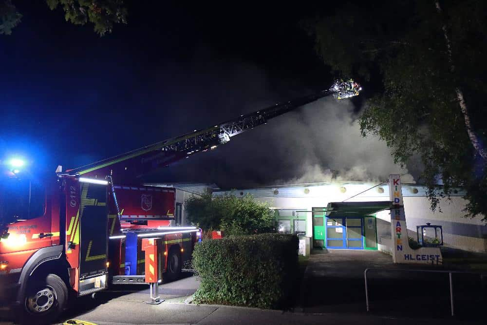 In Günzburg war es in den frühen Samstagmorgenstunden zu einem Brand gekommen, bei dem ein Kindergarten stark beschädigt wurde.