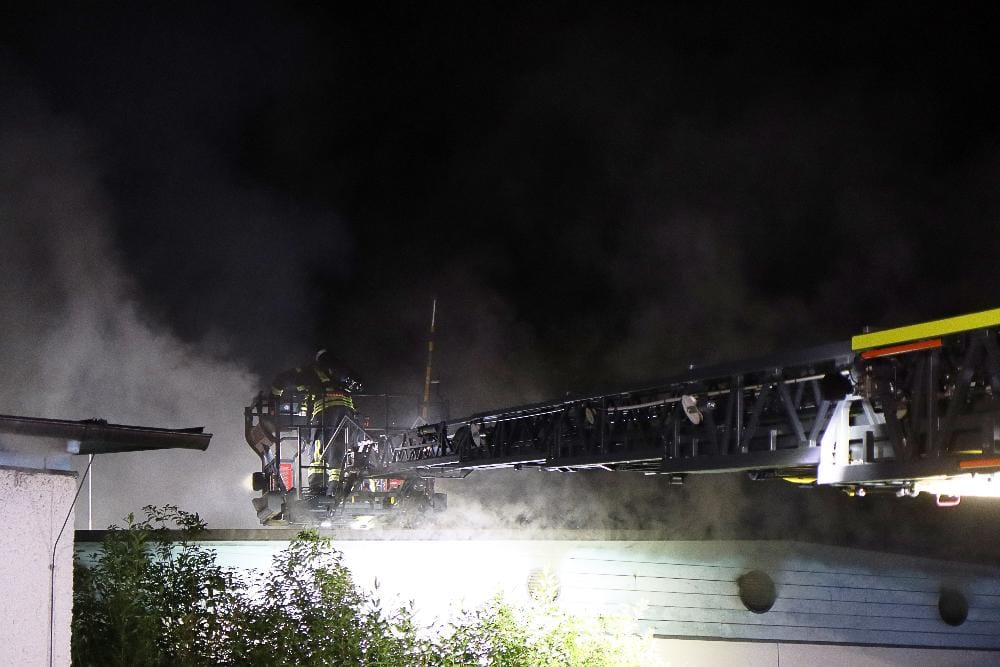 In Günzburg war es in den frühen Samstagmorgenstunden zu einem Brand gekommen, bei dem ein Kindergarten stark beschädigt wurde.