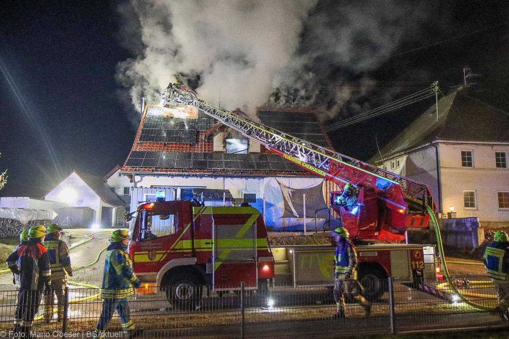 Am späten Dienstagnachmittag, dem 14. Januar 2025, kam es in der Ulmer Straße in Oxenbronn, einem Stadtteil von Ichenhausen, zu einem Brand in einem Einfamilienhaus.