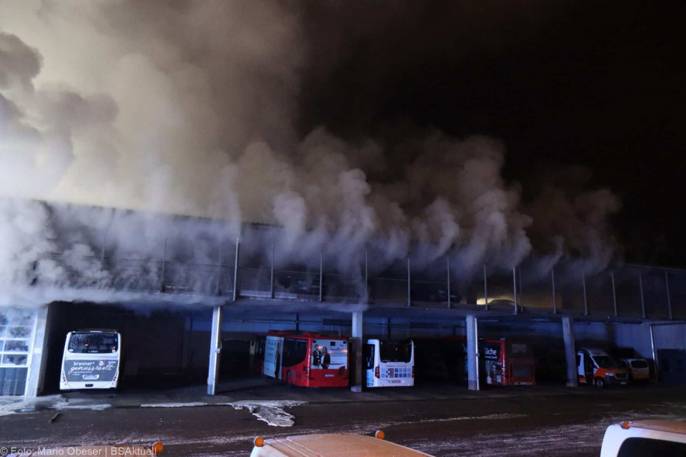 Einsatzkräfte wurden am frühen Sonntagmorgen, gegen 01.47 Uhr, zu einem Busdepot im Bereich des Bahnhofes in Günzburg zu einer starken Rauchentwicklung alarmiert.