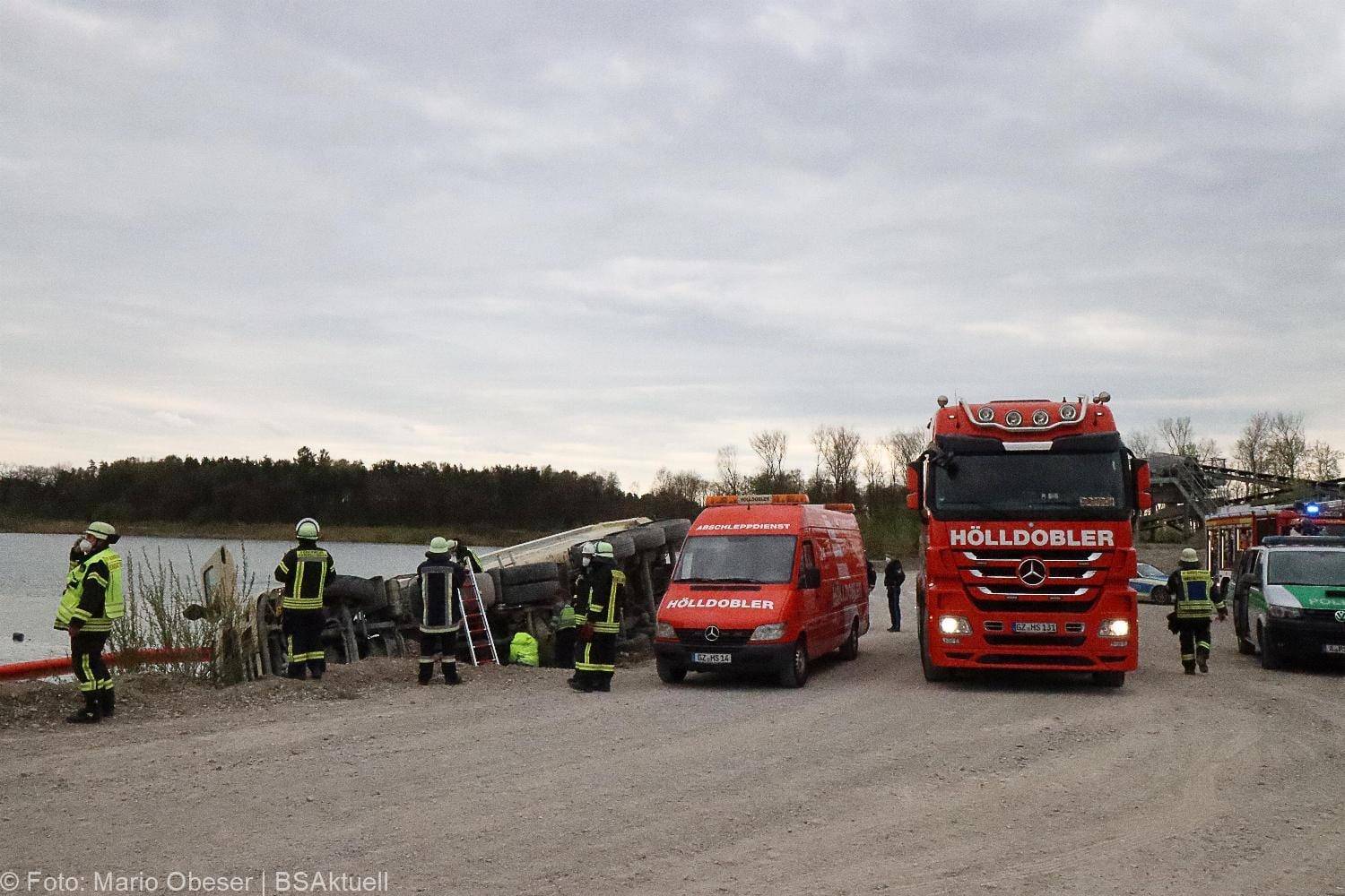 Lkw kippt in See Gundelfingen 04052021