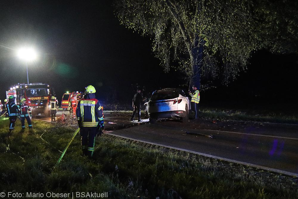 Unfall Offingen, Pkw gegen Baum