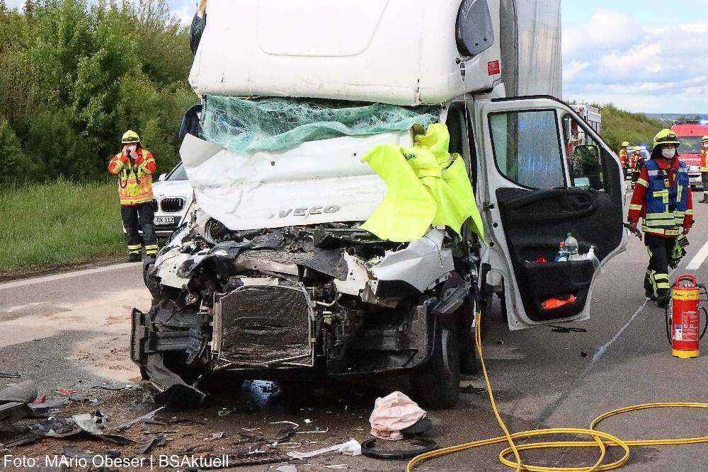 Transporter prallt gegen Lkw A8 Oberelchingen
