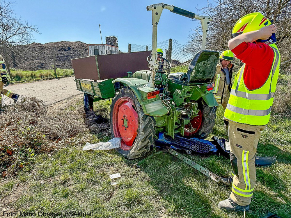 Am Freitagnachmittag, 04.04.2025, kam es auf der Ortsverbindungsstraße GZ4 zwischen Oxenbronn und Großkötz im Landkreis Günzburg zu einem schweren Verkehrsunfall mit einem Traktor und einem Pkw.