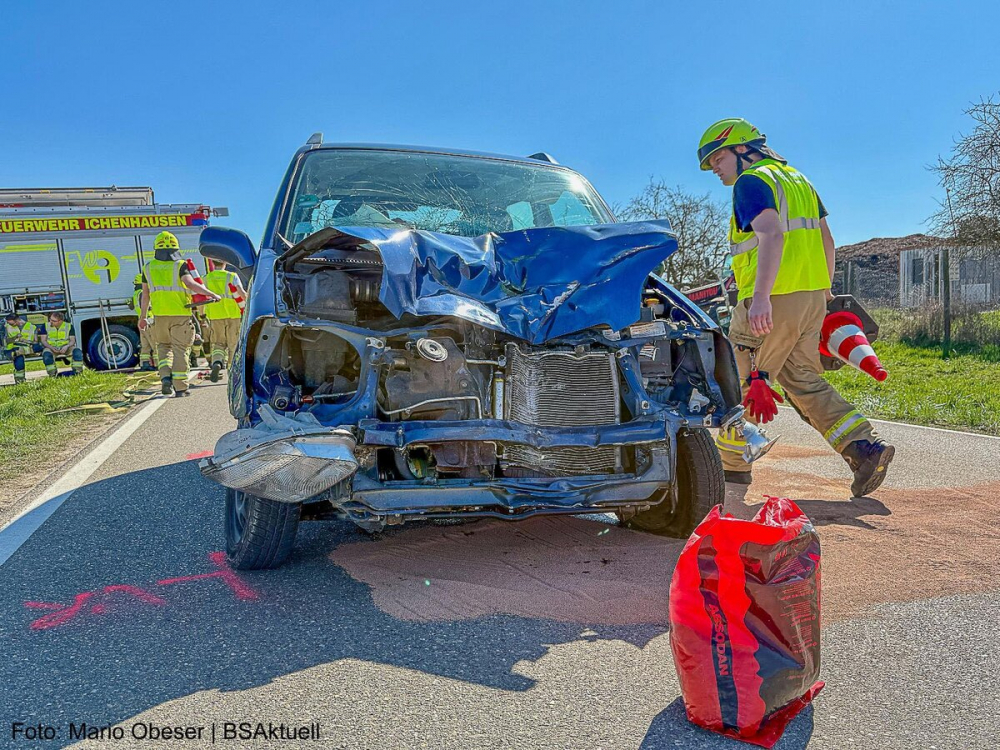 Am Freitagnachmittag, 04.04.2025, kam es auf der Ortsverbindungsstraße GZ4 zwischen Oxenbronn und Großkötz im Landkreis Günzburg zu einem schweren Verkehrsunfall mit einem Traktor und einem Pkw.