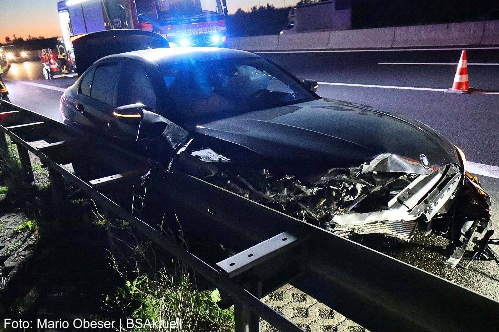 Pkw prallt auf der A8 bei Riedheim gegen die Leitplanke
