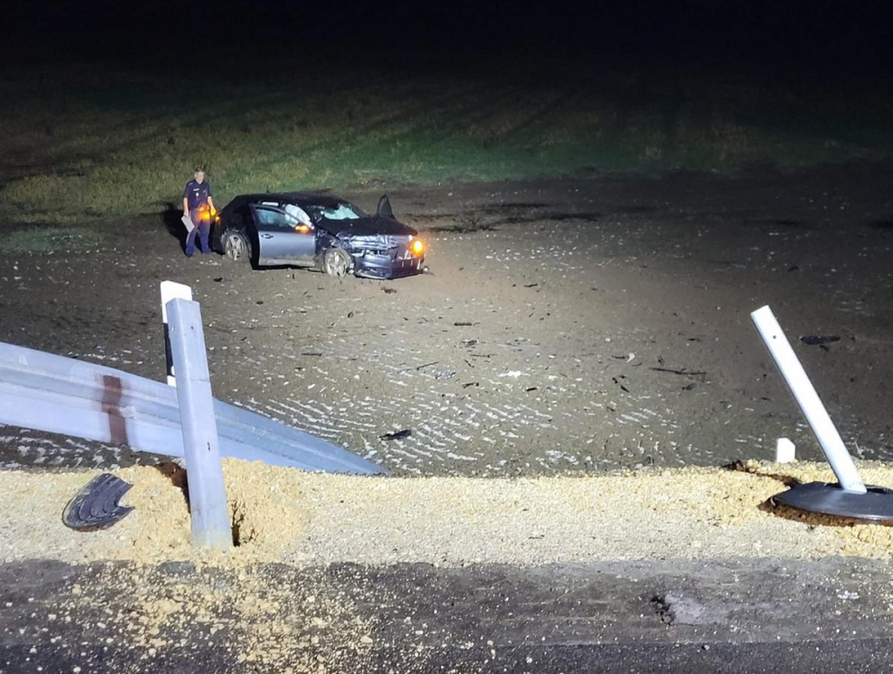Fahrer durchbricht bei Jettingen Leitplanke am Kreisverkehr und landet im Feld.