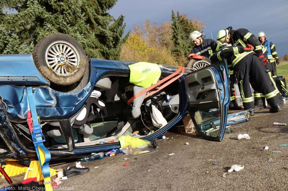 Am Montagvormittag, den 18.11.2024, ereignete sich auf der „Äußeren Offingen Straße“ zwischen Peterswörth und Offingen ein schwerer Verkehrsunfall bei einem Überholvorgang. 