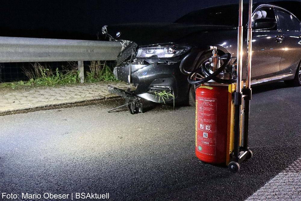 Pkw prallt auf der A8 bei Riedheim gegen die Leitplanke