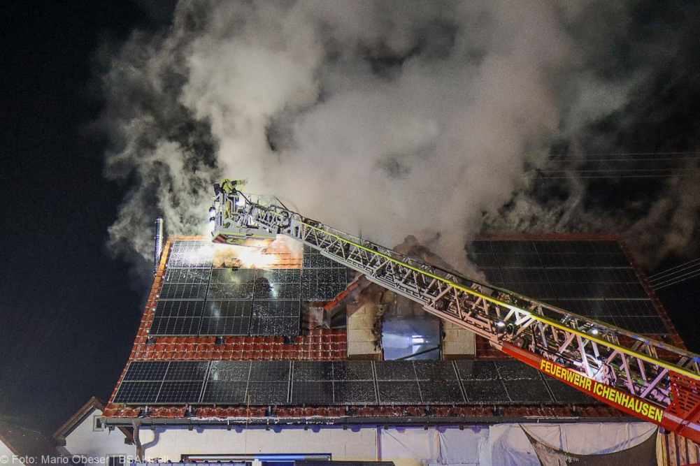 Am späten Dienstagnachmittag, dem 14. Januar 2025, kam es in der Ulmer Straße in Oxenbronn, einem Stadtteil von Ichenhausen, zu einem Brand in einem Einfamilienhaus.