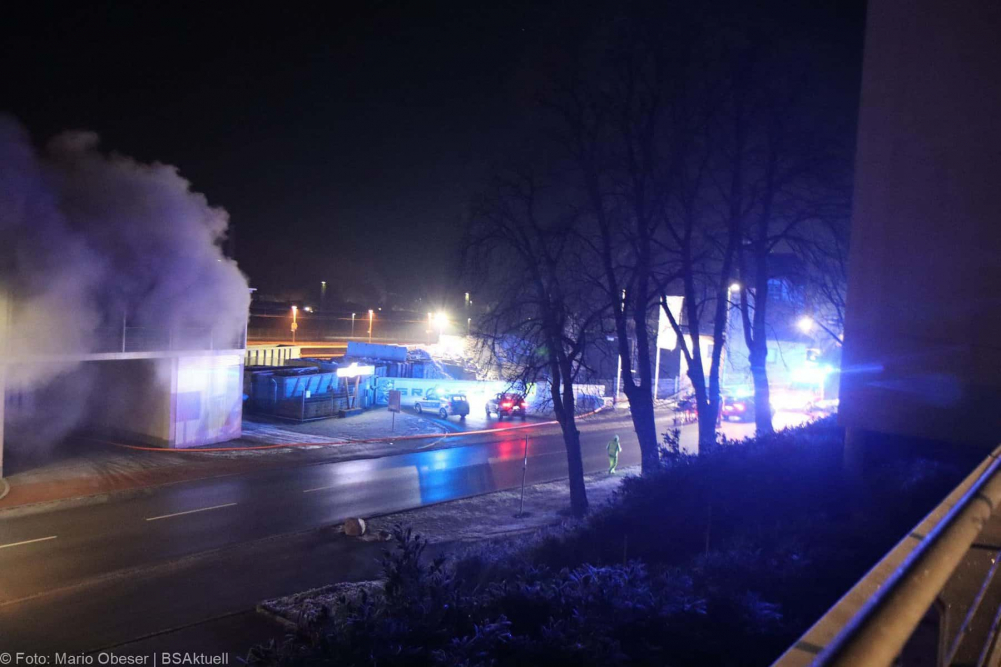 Einsatzkräfte wurden am frühen Sonntagmorgen, gegen 01.47 Uhr, zu einem Busdepot im Bereich des Bahnhofes in Günzburg zu einer starken Rauchentwicklung alarmiert.